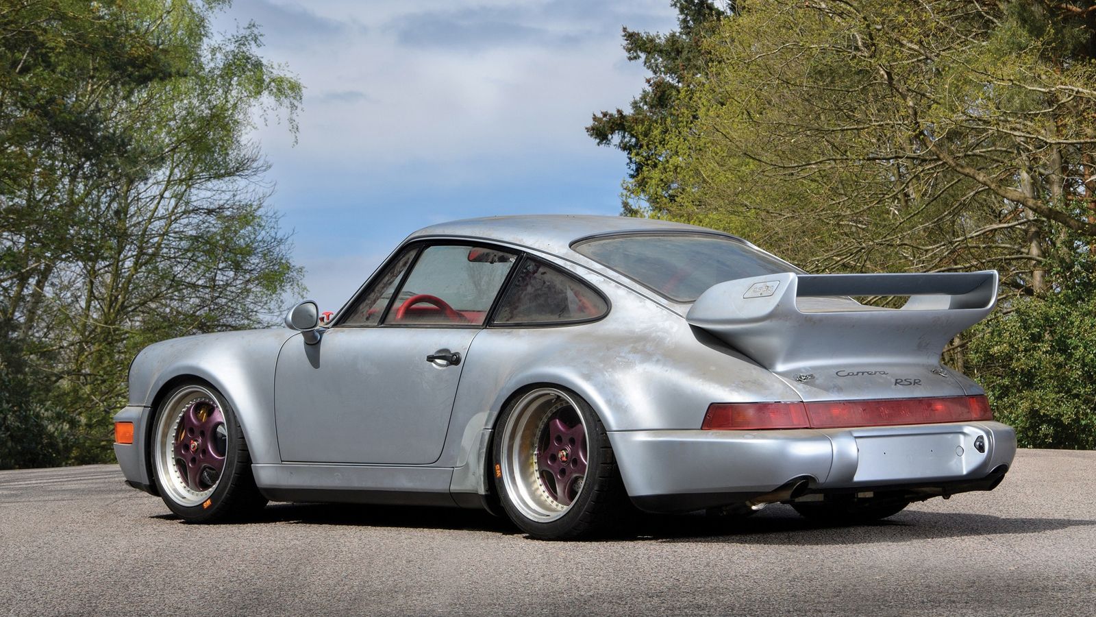 Αν και έχει το body kit της Turbo, η Porsche 911 RSR διαθέτει τον flat-six ατμοσφαιρικό κινητήρα των 3,8 λίτρων, ο οποίος αποδίδει 350 ίππους και συνε